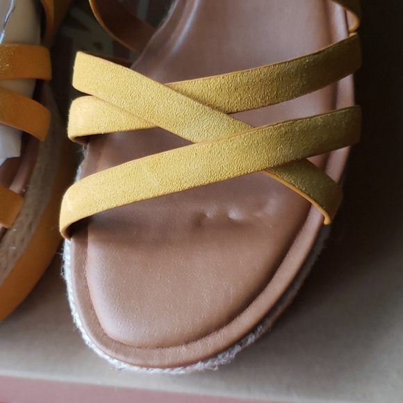 NIB Yellow Zodiac Yolanda wedge sandal - Picture 8 of 12